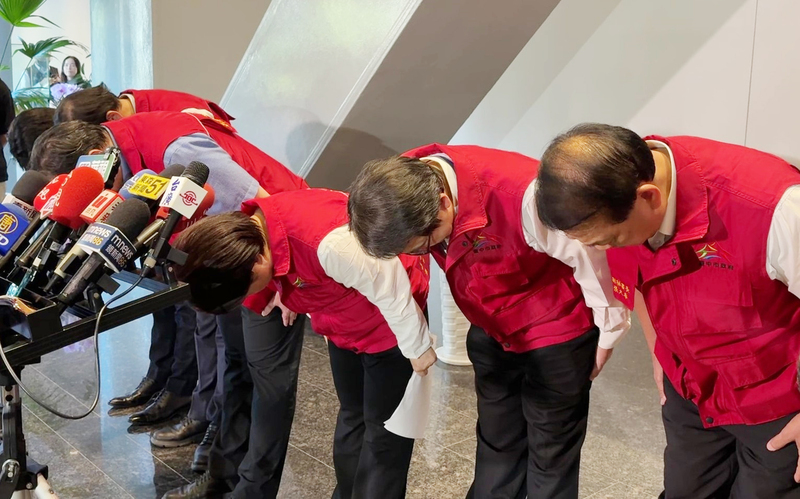 LG
非洲豬瘟案　盧秀燕鞠躬道歉
台中市長盧秀燕（右3）6日在記者會表示，非洲豬瘟
防疫過程中做得不夠好，身為市長要概括承受；盧秀
燕在記者會中鞠躬道歉。
中央社記者蕭博陽台中市攝　114年11月6日
