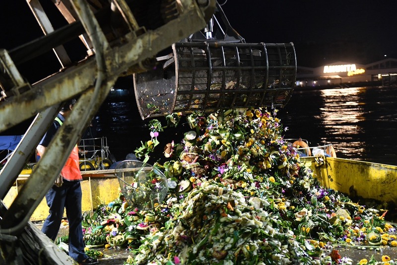 曼谷政府5日晚間起出動大批清潔人員清理留在河面上的水燈，共清理近40萬個水燈，總數量比去年減少24%。 (圖：中央社)