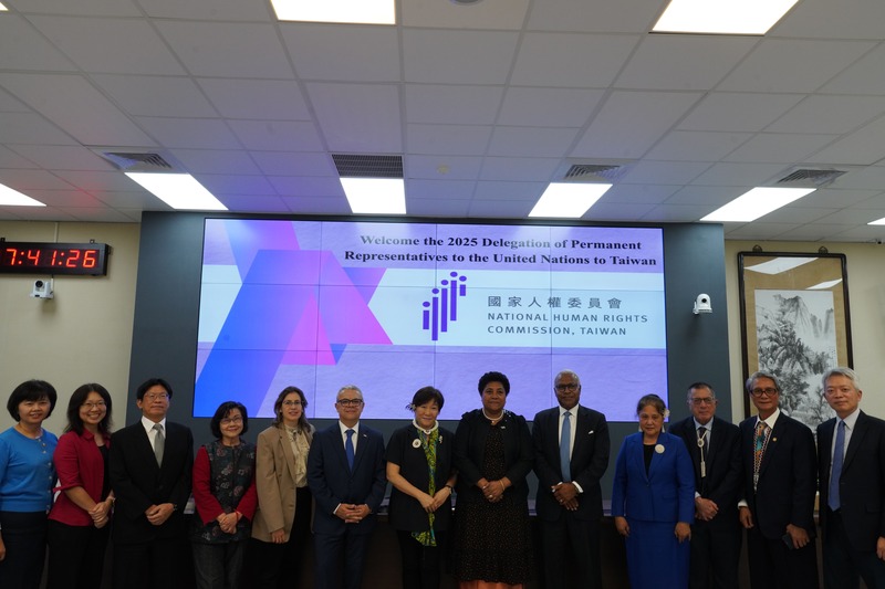 馬紹爾群島、巴拉圭、斐濟的駐聯合國常任代表訪問團4日拜會國家人權委員會。（人權會提供）