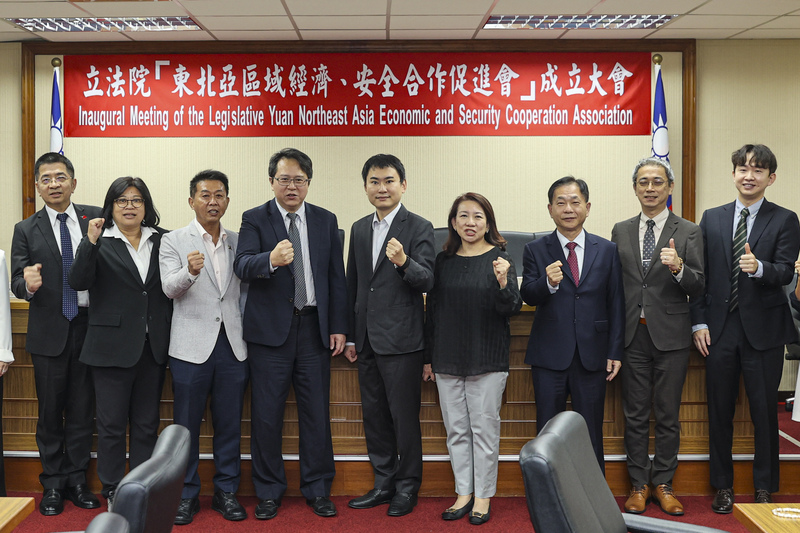 民進黨立委邱志偉（左4）7日舉辦「立法院東北亞區域經濟、安全合作促進會」成立記者會，邱志偉表示，在當前國際政經局勢下，全球供應鏈重整的關鍵時刻，推動台、日、韓的國會外交與區域經貿制度化合作，能有效強化經貿合作、能源安全與區域安全關係。