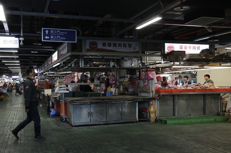 台中日前發生非洲豬瘟疫情，全台實施禁運禁宰15天。中央災害應變中心宣布6日中午12時解除禁運、7日零時起解除禁宰，但仍禁廚餘養豬。圖為環南市場7日上午豬肉攤商尚未開始營業，大部分傳統市場預計8日早上才有溫體豬肉可賣。