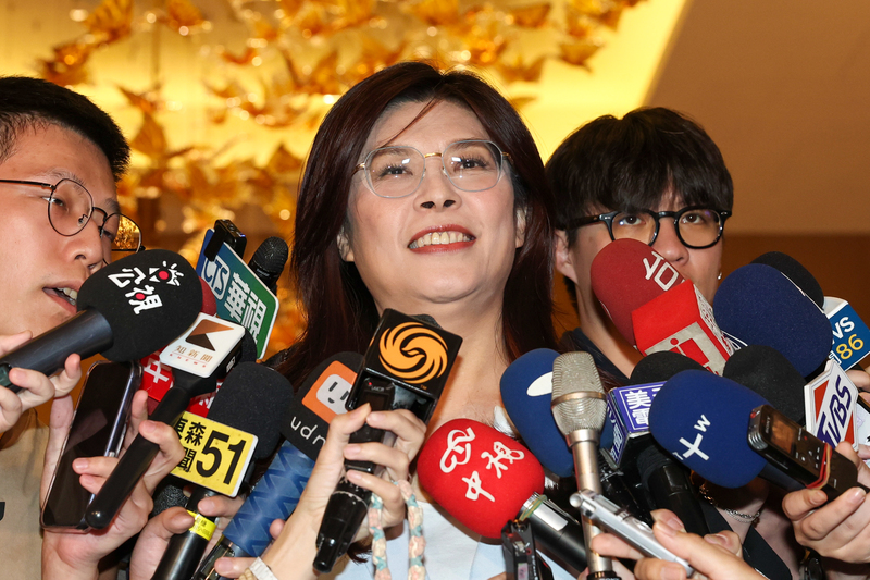 國民黨主席鄭麗文（中）下午出席「馬習會10週年研討會」，會前回應媒體訪問。
