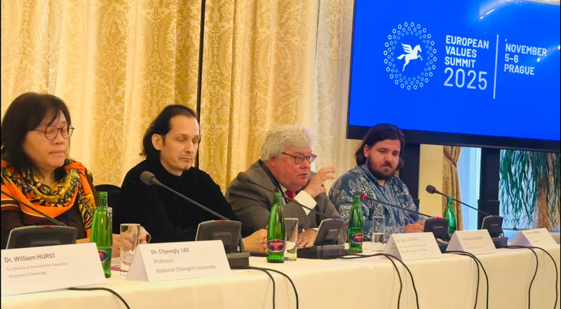 德國挺台重量級政治人物包瑞翰（Reinhard Butikofer，右2）在布拉格的「歐洲價值高峰會」上表示，歐洲與台灣之間的關係在過去6年發生「根本性的改變」，歐洲以更地緣政治的方式思考全球局勢，逐漸意識到台灣的安全與自身利益息息相關。