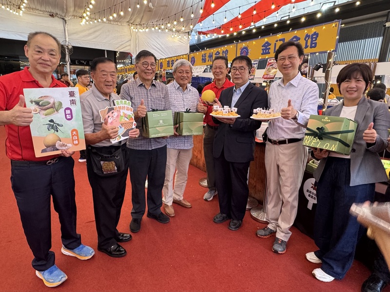 台南市長黃偉哲（右3）到訪新加坡，與駐新加坡代表童振源（右2）推廣農特產品。
