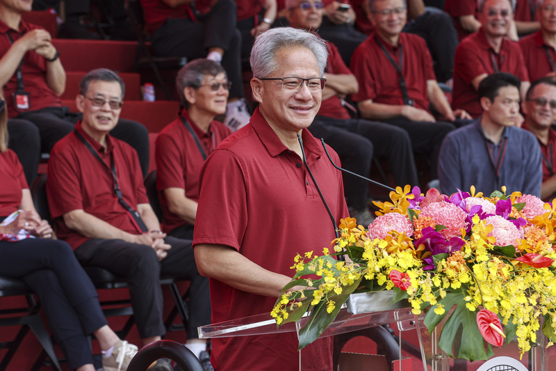 輝達（NVIDIA）執行長黃仁勳（圖）8日在新竹縣立體育場出席台積電運動會，並登台致詞。
