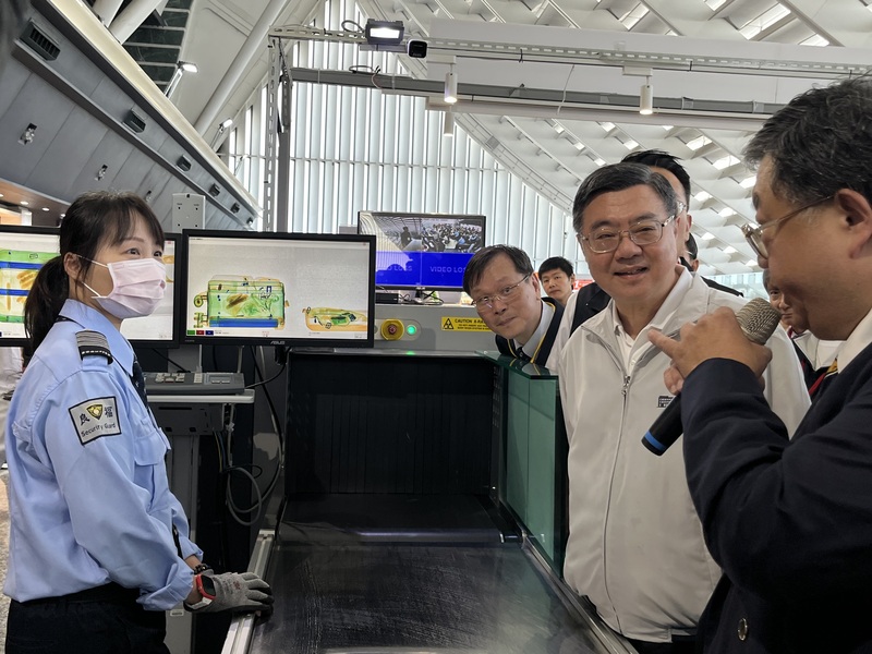 行政院長卓榮泰（右2）8日至桃園國際機場視察非洲豬瘟邊境檢疫措施時視察X光機設備，並要求未來在檢疫上務必要運作正常。
