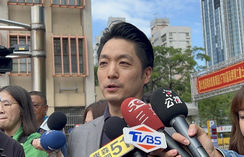 位於台北市羅斯福路與基隆路口的公館圓環拆除已1個多月，又再度調整路型管制措施，引發民眾抱怨。台北市長蔣萬安8日表示，市民安全永遠是最優先考量，有任何調整交通局一定會事前清楚說明。
