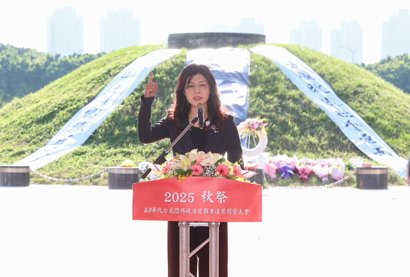 PD
鄭麗文出席白色恐怖秋祭追思慰靈大會
台灣地區政治受難人互助會8日在台北市馬場町紀念
公園舉辦50年代白色恐怖秋祭追思慰靈大會，國民黨
主席鄭麗文（圖）應邀出席並致詞。
中央社記者謝佳璋攝　114年11月8日
