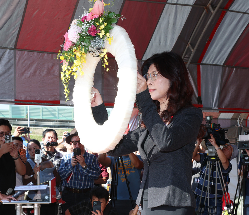 鄭麗文8日出席白色恐怖秋祭追思慰靈大會，卻因涉及祭拜當年出賣台灣軍民的共諜，引來黨內外批評聲浪。圖：中央社

