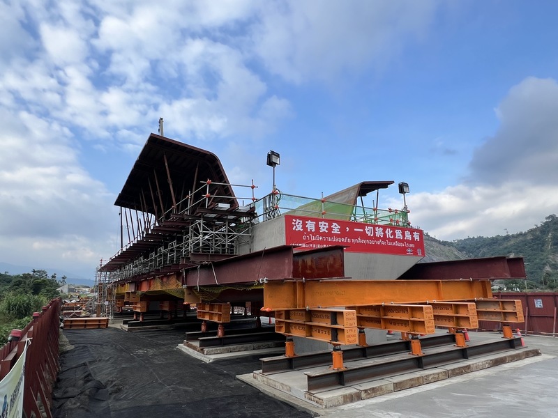 交通部鐵道局推動花東地區鐵路雙軌電氣化計畫，將花蓮至知本間共112.6公里單軌路線雙軌化，解決列車交會瓶頸，以提升列車調度靈活與路線容量。圖為山里高架橋路段。(中央社)
