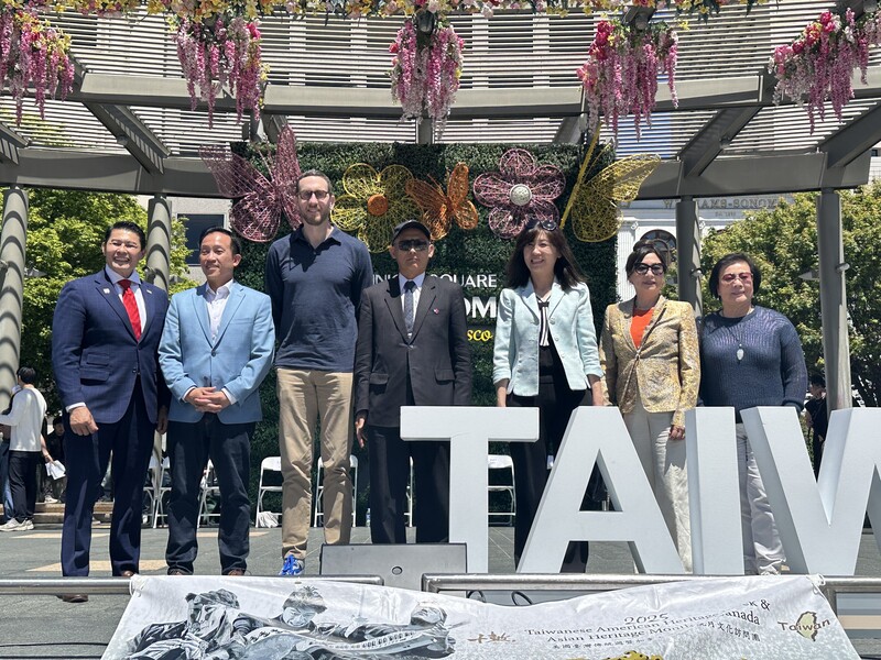 加州參議員威善高（左3）上個月底宣布投入2026年聯邦眾議院選舉，角逐裴洛西所代表的加州第11選區
席位。圖為威善高5月10日參加台灣文化節活動。(中央社/資料照片)