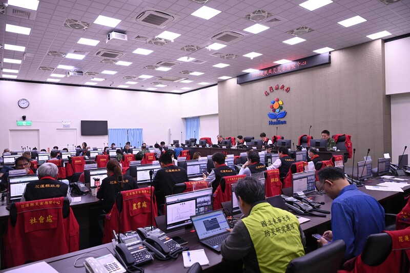 颱風鳳凰逼近，花蓮馬太鞍溪堰塞湖進入紅色警戒，花蓮縣政府開設一級災害應變中心召開整備會議，會後與中央單位進行視訊會議，強化整備及應變部署。（花蓮縣政府提供）
