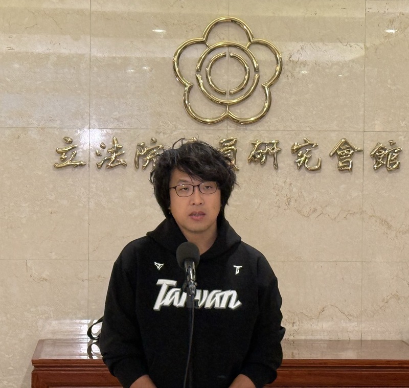 CD
沈伯洋立法院受訪
媒體報導，中國央視威脅將全球抓捕「台獨頑固分
子」民進黨立委沈伯洋。沈伯洋10日說，中國除了在
內宣及轉移焦點，也想要進行心戰，他不會屈服中國
的打壓。
中央社記者王揚宇攝　114年11月10日
