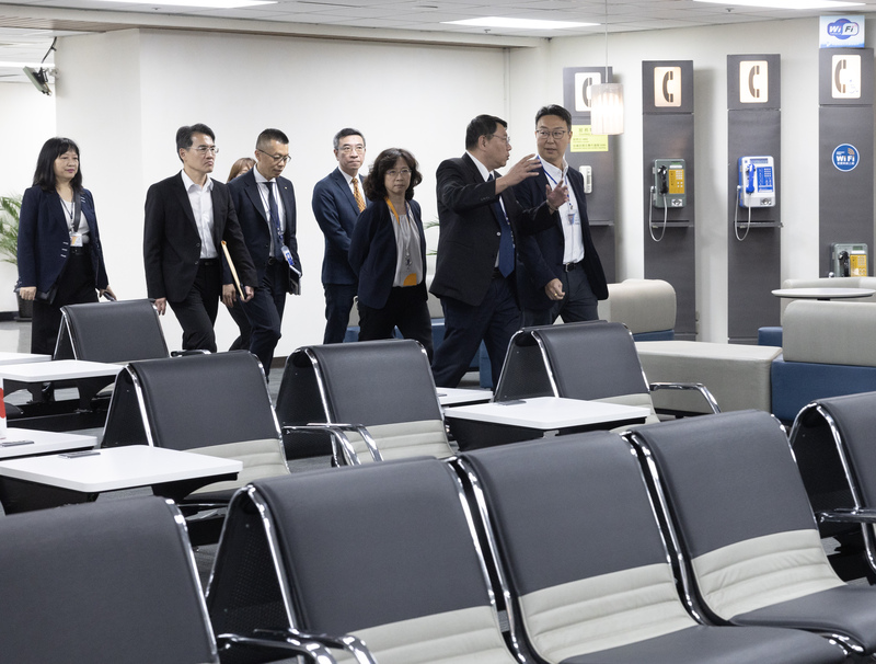 交通部長陳世凱（右）10日下午到台北松山機場視察澎湖居民緊急需求保留機位整備情形，聆聽隨行官員說明。