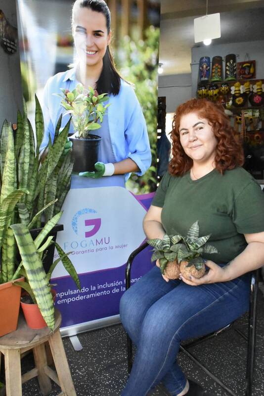 國合會首度與巴拉圭金融發展局簽約合作，提供300
萬美元優惠貸款給當地微小型企業，並推廣「女性微
小中型企業信用保證基金」（FOGAMU）制度。
（國合會提供）
