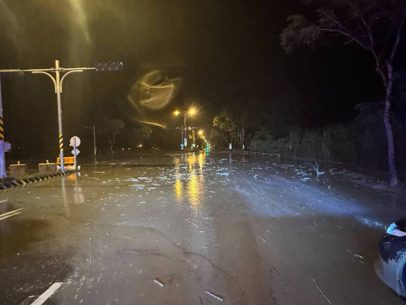 颱風鳳凰與東北季風共伴效應影響，花蓮雨勢不斷，馬太鞍溪的溪底涵管便道部分遭暴漲溪水淹沒，交通管制區域擴大至台9線231公里處。（鳳林警分局提供）

