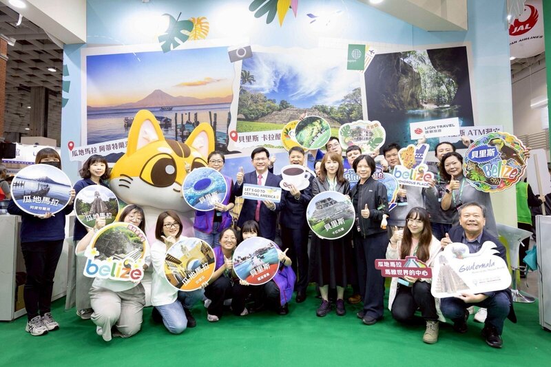外交部長林佳龍（第2排左4）10日赴台北國際旅展參
觀「中美洲館」展攤，並感謝國內旅遊業者熱情參
與。（外交部提供）