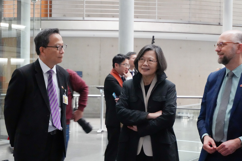 蔡英文10日拜訪德國國會大廈，由德國國會友台小組主席徐德分（Till Steffen，右）親自導覽。
