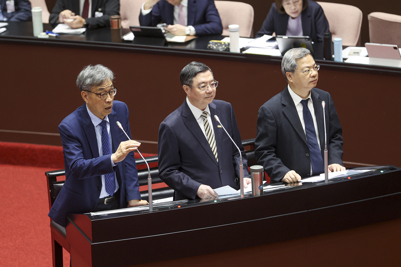行政院長卓榮泰（中）11日赴立法院進行施政報告，與農業部長陳駿季（左）、經濟部長龔明鑫（右）一同備詢。