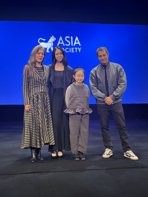 代表台灣出戰明年奧斯卡最佳國際影片的「左撇子女孩」，10日在紐約「亞洲協會」放映。「左撇子女孩」導演鄒時擎（左起），演員馬士媛、葉子綺與製作人西恩．貝克（Sean Baker）。