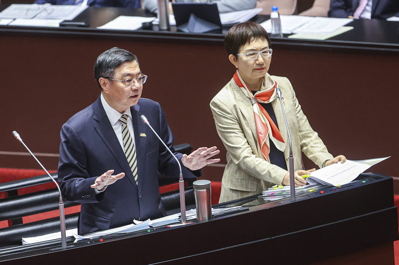 行政院長卓榮泰（左）與財政部長莊翠雲（右）11日列席立法院院會，針對財政收支劃分法相關議題答詢。
