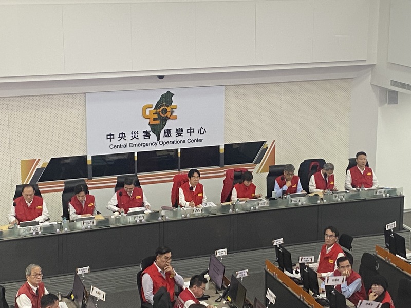 PD
總統視察中央災變中心　視訊徐榛蔚允諾協助
颱風鳳凰逼近，總統賴清德（後排左4）11日到中央
災害應變中心視察並和地方政府視訊，花蓮縣長徐榛
蔚盼中央說明重建藍圖。賴總統表示，中央一定會協
助花蓮縣政府因應各種災變、照顧鄉親。
中央社記者黃麗芸攝　114年11月11日
