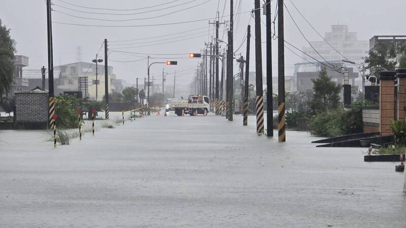 受颱風鳳凰外圍環流及東北季風影響，宜蘭地區11日雨勢不斷，冬山鄉多處低窪地區淹水，車輛被迫改道通行。