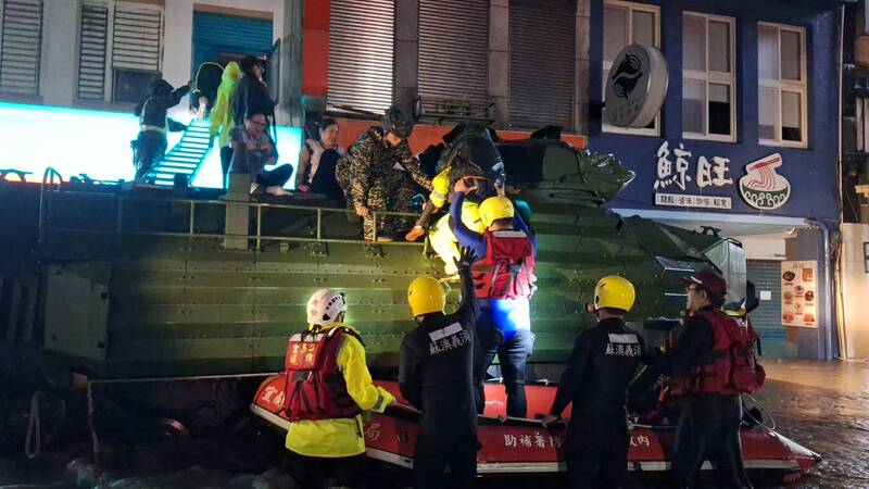 受颱風鳳凰外圍環流及東北季風共伴影響，宜蘭縣蘇澳鎮11日晚間發生嚴重淹水災情，積水最深處超過1
層樓高，軍方出動AAV7兩棲突擊車協助居民撤離。（蘇澳鎮公所提供）