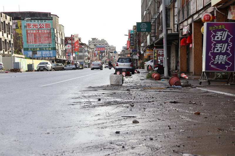 受到颱風鳳凰外圍環流及東北季風共伴影響，宜蘭縣蘇澳鎮11日晚間豪雨成災，低窪地區淹水高度超過1公尺。12日水逐漸退去，街道上的泥濘尚待清理復原。（蘇澳鎮公所提供）
