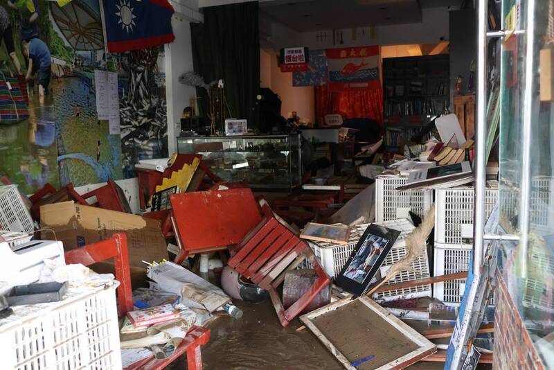 宜蘭縣蘇澳鎮11日晚間豪雨成災，低窪地區淹水高度超過1公尺。12日上午淹水逐漸退去，民眾屋內家具傾倒毀損，滿地泥濘。（蘇澳鎮公所提供）