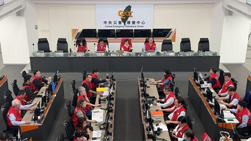 中央災害應變中心12日表示，受颱風鳳凰和東北季風共伴效應，累計災情共431件、70傷；擔任指揮官的內政部長劉世芳提醒，要注意延遲性災情。