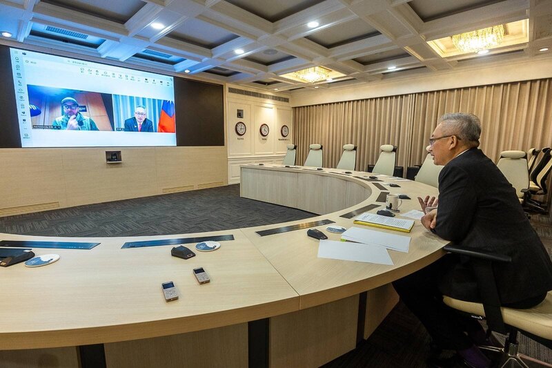 外交部政務次長吳志中日前接受捷克「布拉格國際廣
播電台」（Radio Prague International）視訊專
訪。（外交部提供）
