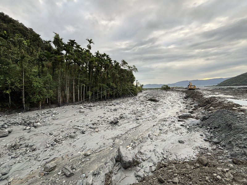 行政院會通過270億馬太鞍溪重建特別預算，納鳳凰颱風災損需求。圖為水利署第九河川分署日夜趕工，13日凌晨3時完成河道改道及封堵。（水利署第九河川分署提供）