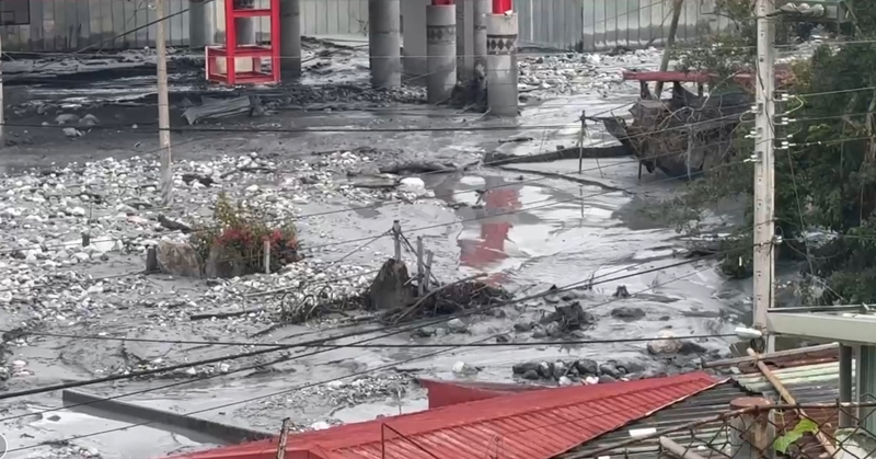 馬太鞍溪新堰塞湖已於13日下午1時許溢流，導致花蓮縣萬榮鄉明利村再度遭洪水泥流衝擊。（民眾提供）
