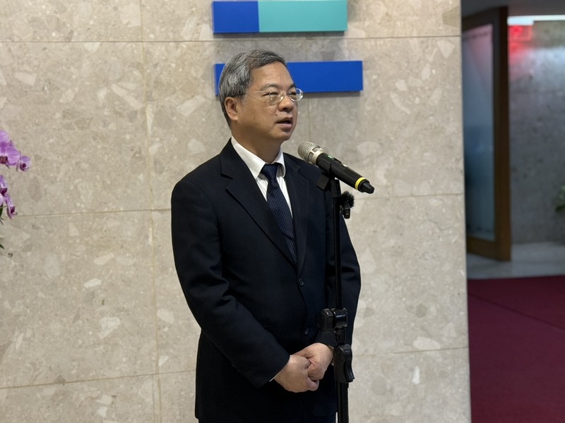 經濟部長龔明鑫13日出席部務會議，會前解釋花蓮萬榮鄉明利村淹水事件與水利署日夜趕工情形。