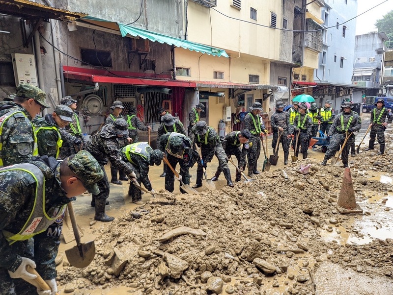 颱風鳳凰造成宜蘭蘇澳地區多處災情，負責北部作戰及救災的第三作戰區13日表示，截至目前已動員救災1225人次，各類型機具、車輛計3類14項166輛，迄今已完成963戶清理及中山路、聖湖路等重要路段清淤作業。
（第三作戰區提供）

