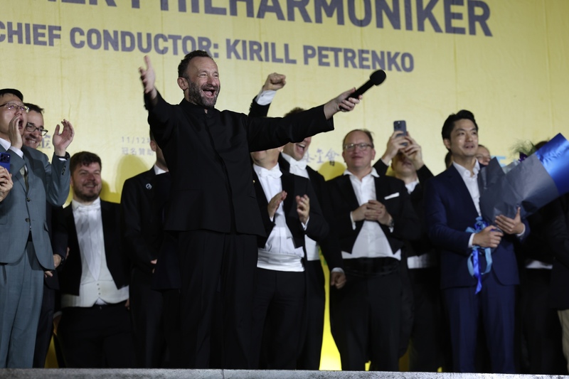 柏林愛樂首席指揮基里爾．佩特連科（Kirill Petrenko）（前左）13日晚間在台北國家音樂廳領軍
演出結束後，特別現身兩廳院戶外廣場的同步轉播現場，向冒雨前來的樂迷致意。

