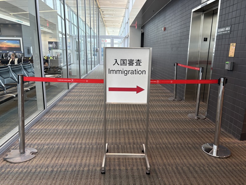 美國機場入境告示。圖為華盛頓杜勒斯國際機場告示。