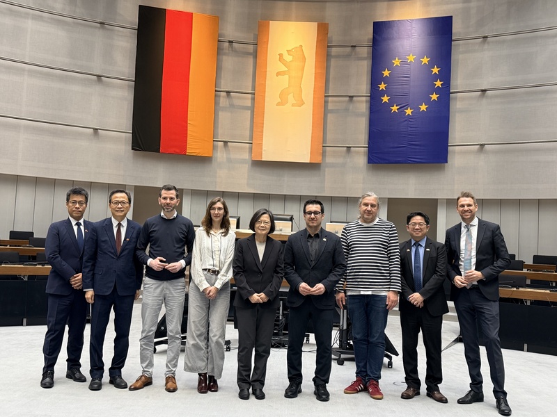 PD
蔡英文在柏林邦議會議場
柏林邦議會友台小組2022年成立，蔡英文（中）訪柏
林之行在柏林邦議會議場內與友台小組共同主席呂德
克（Tamara Ludke，左四）及歐瑪（Jian Omar，右
四）合影留念。
中央社記者林尚縈柏林攝 114年11月14日
