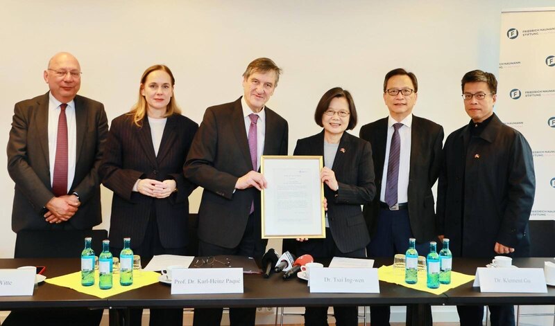 前總統蔡英文（右3）8日啟程訪問德國，期間接受諾曼自由基金會（Friedrich Naumann Foundation）頒贈友誼獎狀。
（外交部提供）
