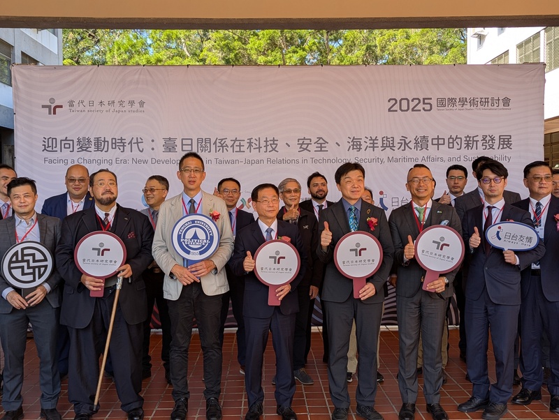 當代日本研究學會等舉辦「迎向變動時代」研討會15日在台中登場，外交部次長葛葆萱（前左4）、大陸委員會副主委沈有忠（前右4）等人出席。

