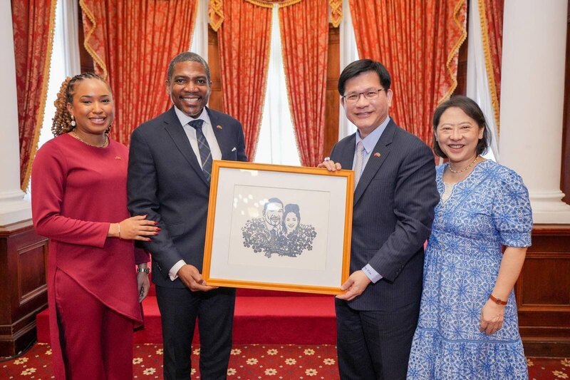 外交部長林佳龍（右2）14日午宴款待聖克里斯多福及尼維斯聯邦總理德魯（左2）伉儷，並致贈「肖像剪紙」。
（外交部提供）
