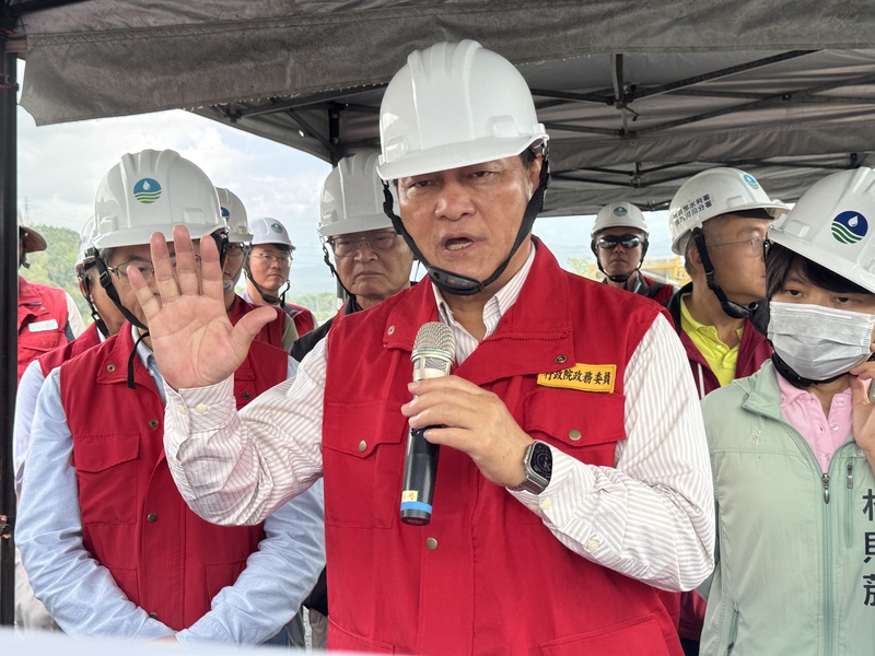 行政院政務委員季連成（中）15日赴花蓮鳳林鎮、萬榮鄉視察災情，宣布新增受災戶將納入光復補助方案，馬太鞍溪左岸將興建600公尺長大堤防及3公里導水道，要求涵管便道10天內恢復通車。