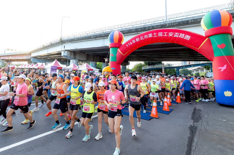 LG
新北工安盃路跑　板橋河濱公園登場
第11屆新北市工安盃路跑15日上午在板橋區華江河濱
公園舉行，吸引3000人共襄盛舉，參賽跑者迎著晨曦
起跑，以行動支持工安理念與健康生活。
（新北市勞工局提供）
中央社記者黃旭昇新北市傳真　114年11月15日
