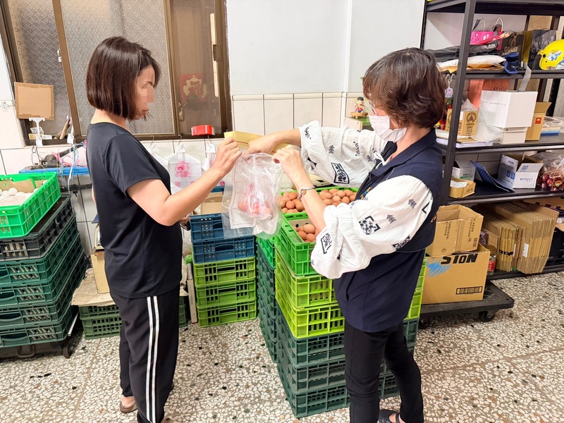 彰化文雅畜牧場雞蛋芬普尼超標，台中市政府表示，10日食安處派員稽查時，發現梧棲區龍忠蛋品行9日曾向案發牧場進貨籃蛋，數量為200籃（約4000台斤），雖下架部分蛋品，但有3240台斤已流入市面全數用罄。（台中市府提供）


