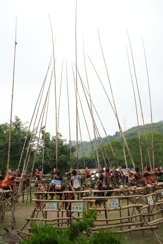 屏東縣來義鄉排灣族文樂部落15日迎來祖靈祭正祭最終日，21名各家族系代表勇士坐上刺球架，以刺球桿盛接象徵福運的藤球。
