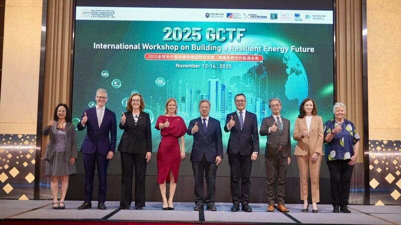 GCTF能源韌性國際研習營日前開幕，外交部政務次長陳明祺（右4）、經濟部長龔明鑫（中）跟與會外國駐台代表處人員合影。（外交部提供）