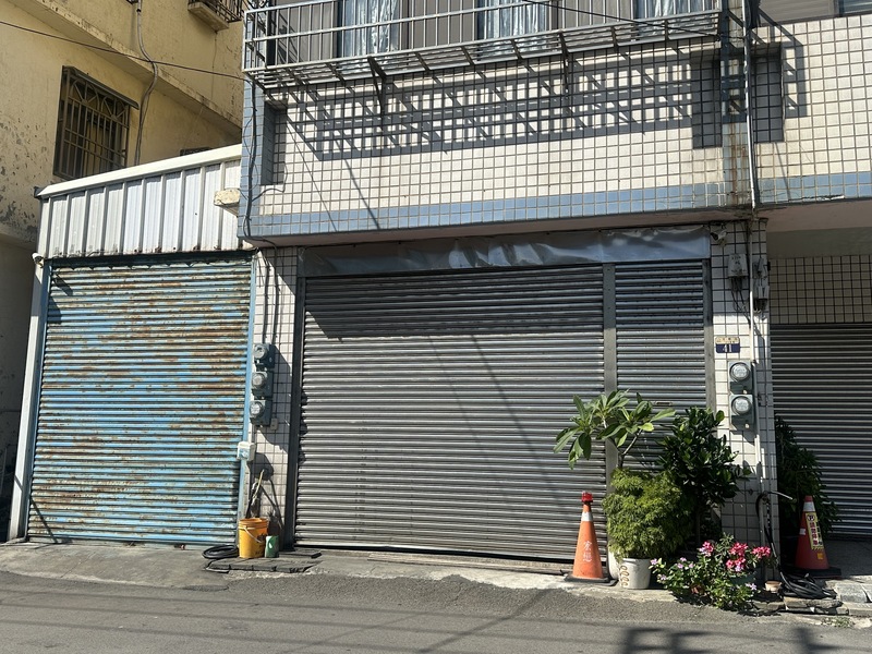 台中市食安處稽查在梧棲區龍忠蛋行查獲來自文雅畜牧場的籃蛋含芬普尼代謝物超標，要求立刻下架。