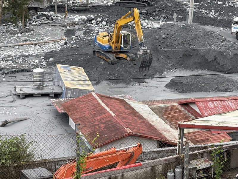 颱風鳳凰外圍環流降雨致馬太鞍溪新生成3號堰塞湖溢流，造成馬太鞍溪2度溢淹萬榮鄉明利村、鳳林鎮長橋里。花蓮縣政府進行大規模清淤與廢棄物清除，單日清運泥沙、廢棄物共2200公噸，萬榮明利村清運量高達2000公噸。