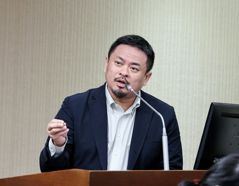 立法院社會福利及衛生環境委員會17日邀勞動部長洪申翰列席，審查勞工保險條例、就業服務法部分條文修正草案。
